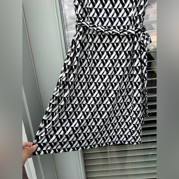 DM Collection Black & White V Neck Geometric Print Dress - Picture 7 of 8